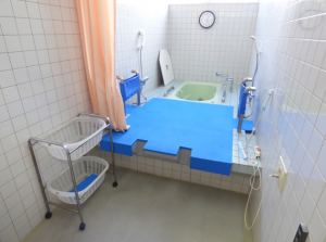 頸椎損傷者用の浴室